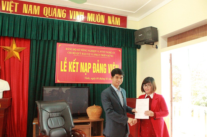 Chi bộ Quỹ Bảo vệ và phát triển rừng Nghệ An tổ chức Lễ kết nạp Đảng viên mới