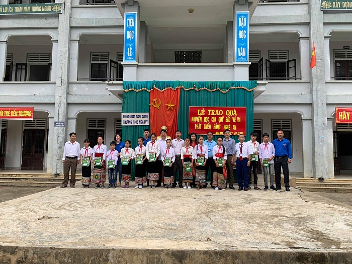 Quỹ Bảo vệ và phát triển rừng tỉnh Nghệ An đồng hành cùng chương trình  “Nâng bước em tới trường”