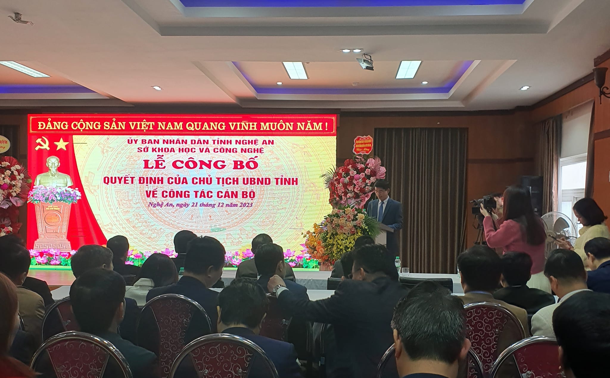 Công bố quyết định về việc tiếp nhận, bổ nhiệm công chức lãnh đạo quản lý